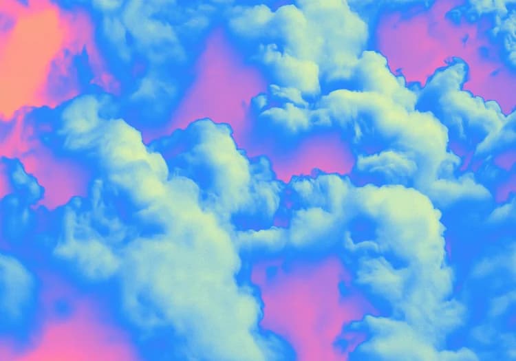 Nuages colorés dans un ciel rose et bleu, effet artistique.